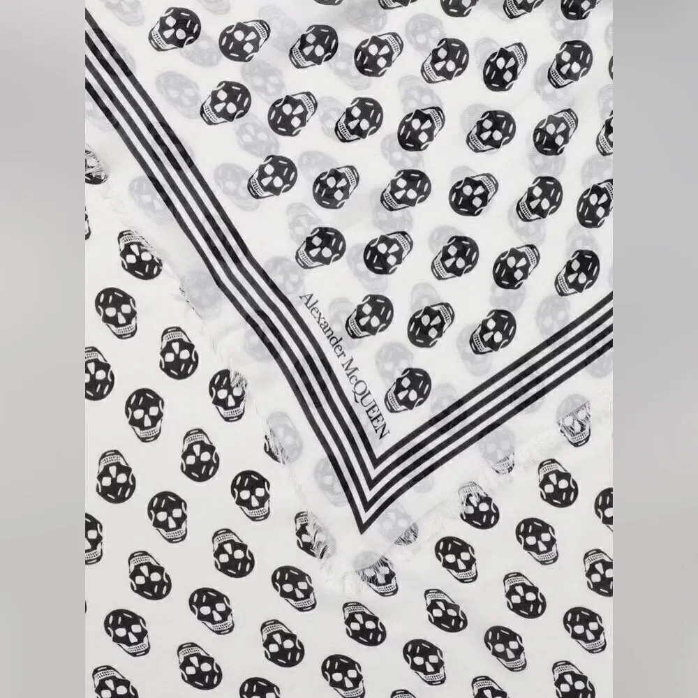 Alexander McQueen scarf in fabric with Skull print